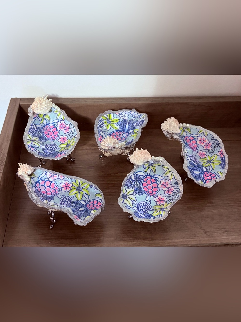 TROPICAL SEASHELL DECOR